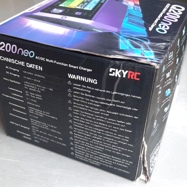 Зарядний пристрій Q200neo Charger (SK-100197-01) SkyRC. Уцінка: пом'ята картонна упаковка.